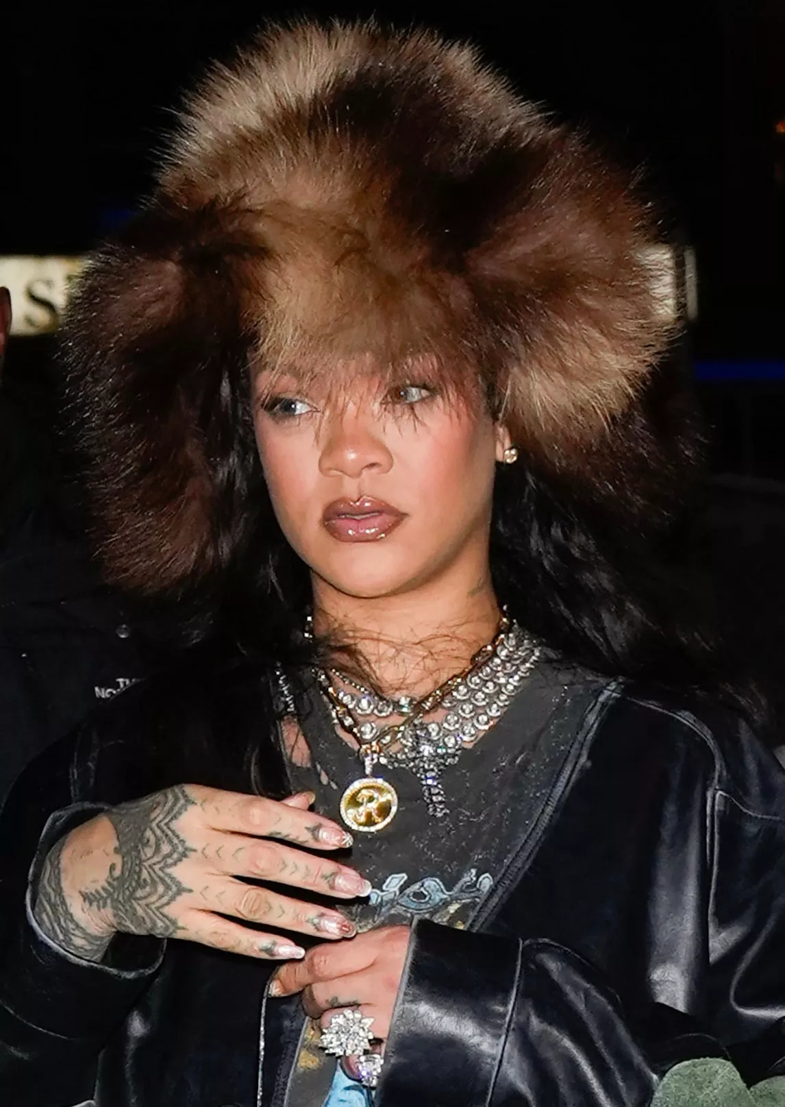 Rihanna look con sombrero