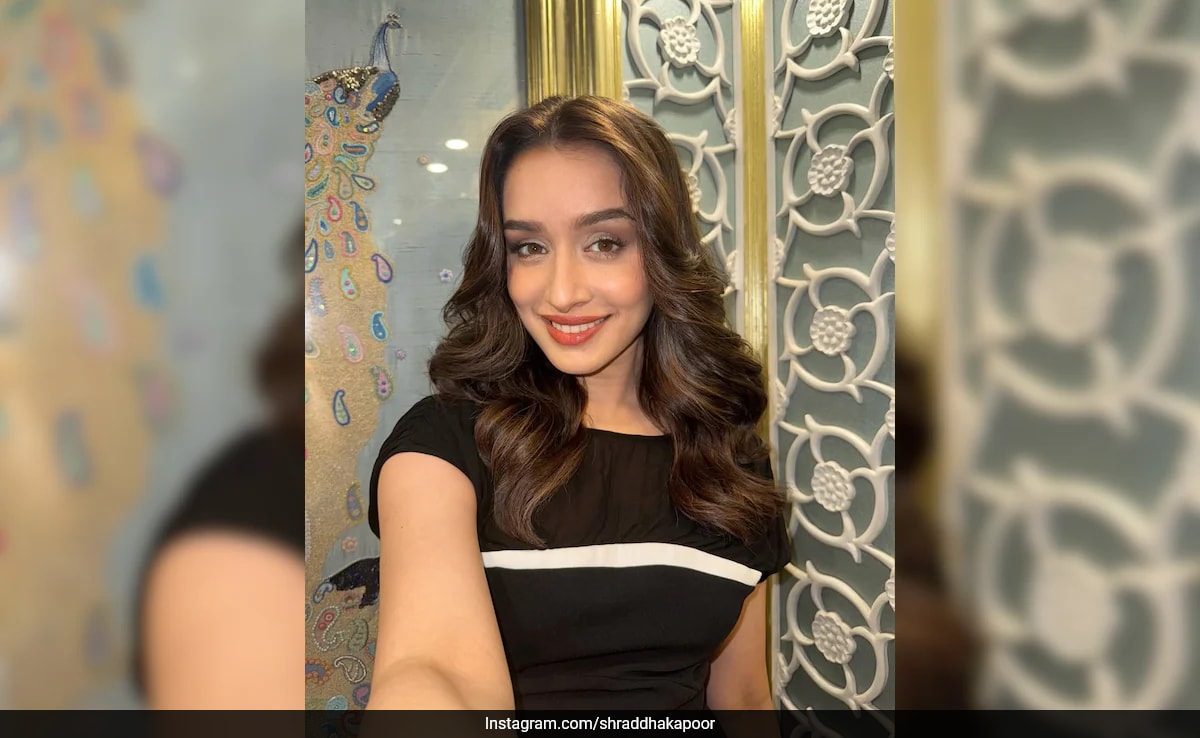 Los Ojos Ahumados Suaves y Labios Cherry de Shraddha Kapoor Son Perfectos para Salidas en Diciembre