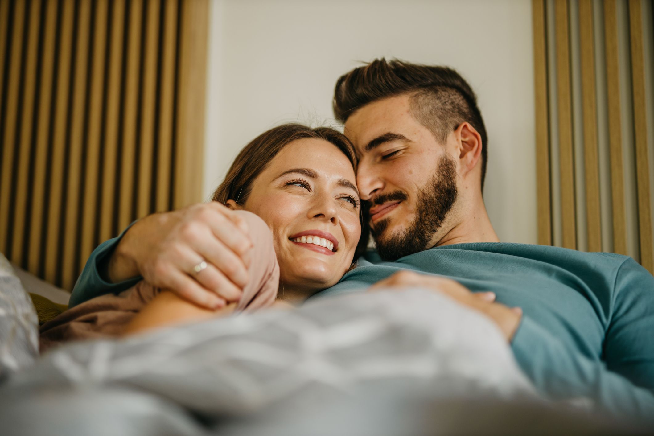 Por qué todos deberíamos tener más sexo en la mañana, según los expertos