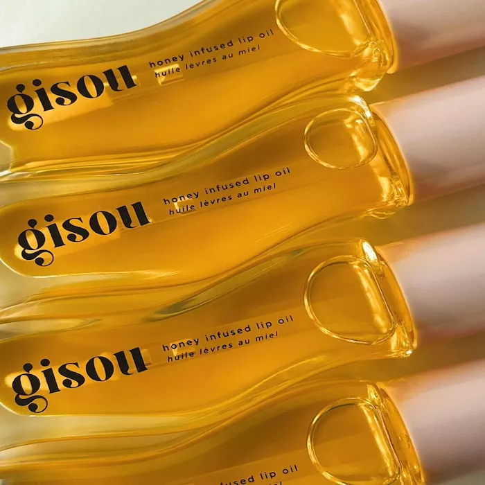 Protege tus labios este invierno con estos brillos hidratantes