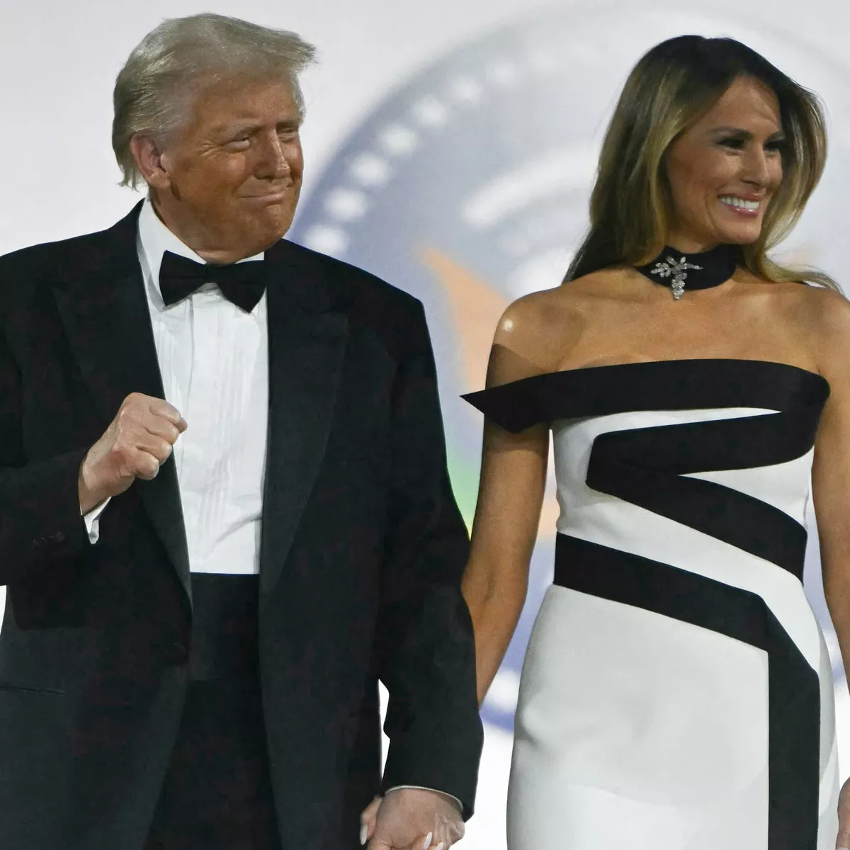 El vestido de la primera dama Melania Trump en el baile de inauguración podría ser su moda más audaz hasta ahora