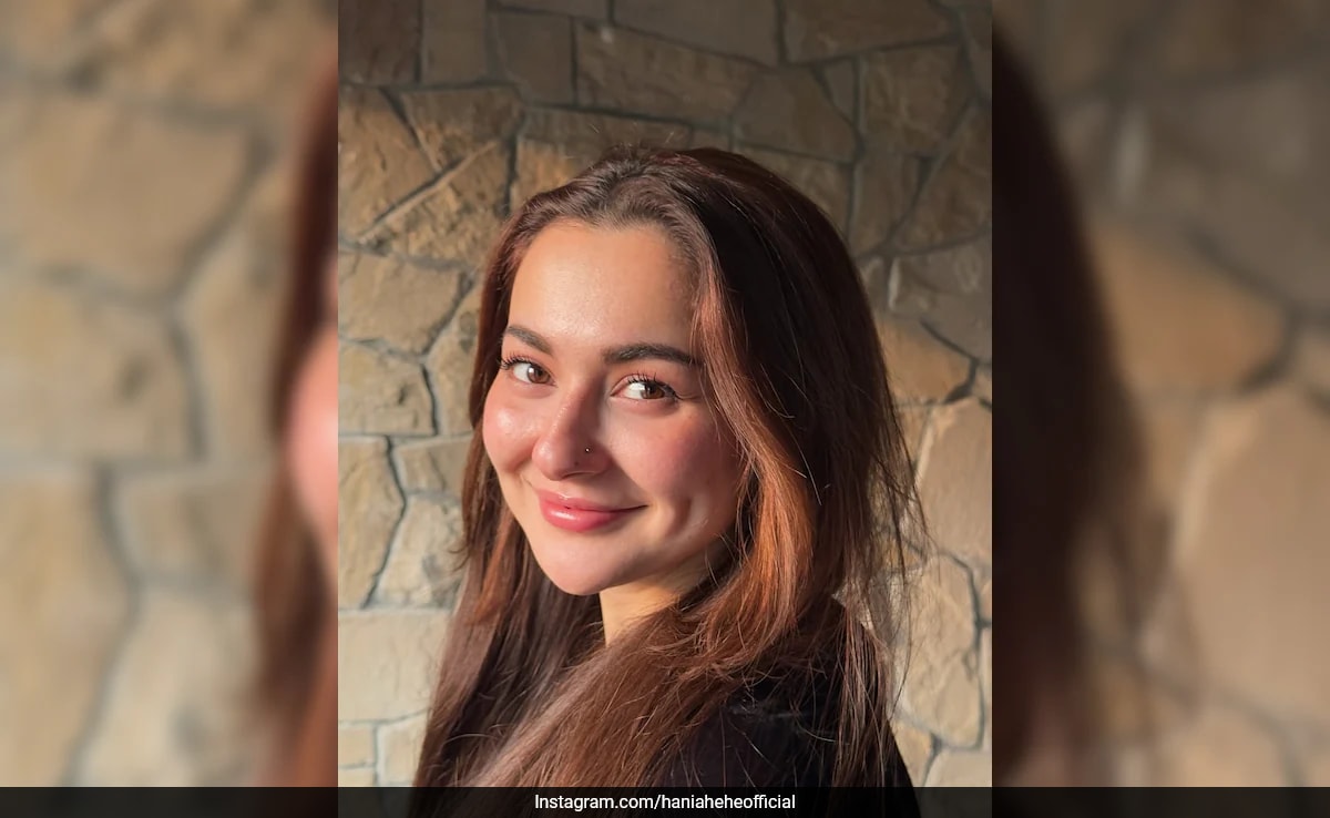 El Brillo Rosado de Hania Aamir y Sus Labios Glossy Marcan Tendencias de Maquillaje para Invierno