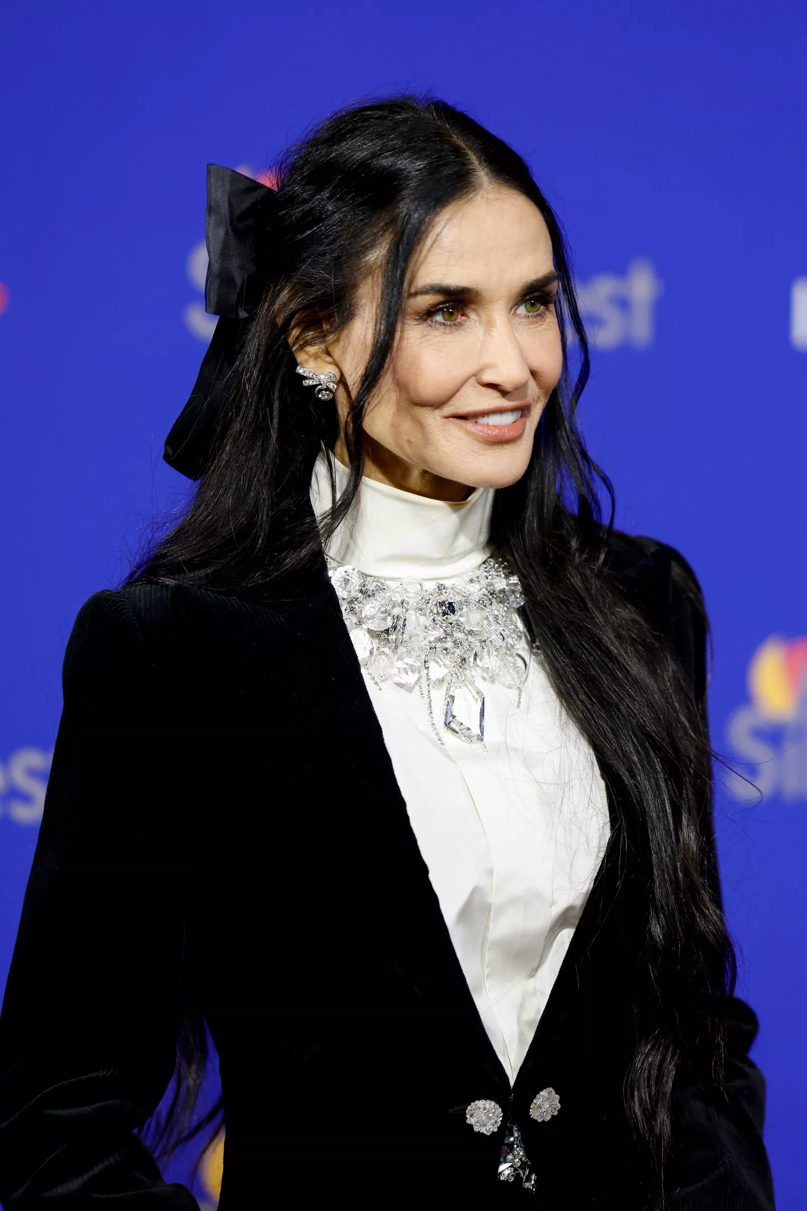 Demi Moore con moño en el peinado