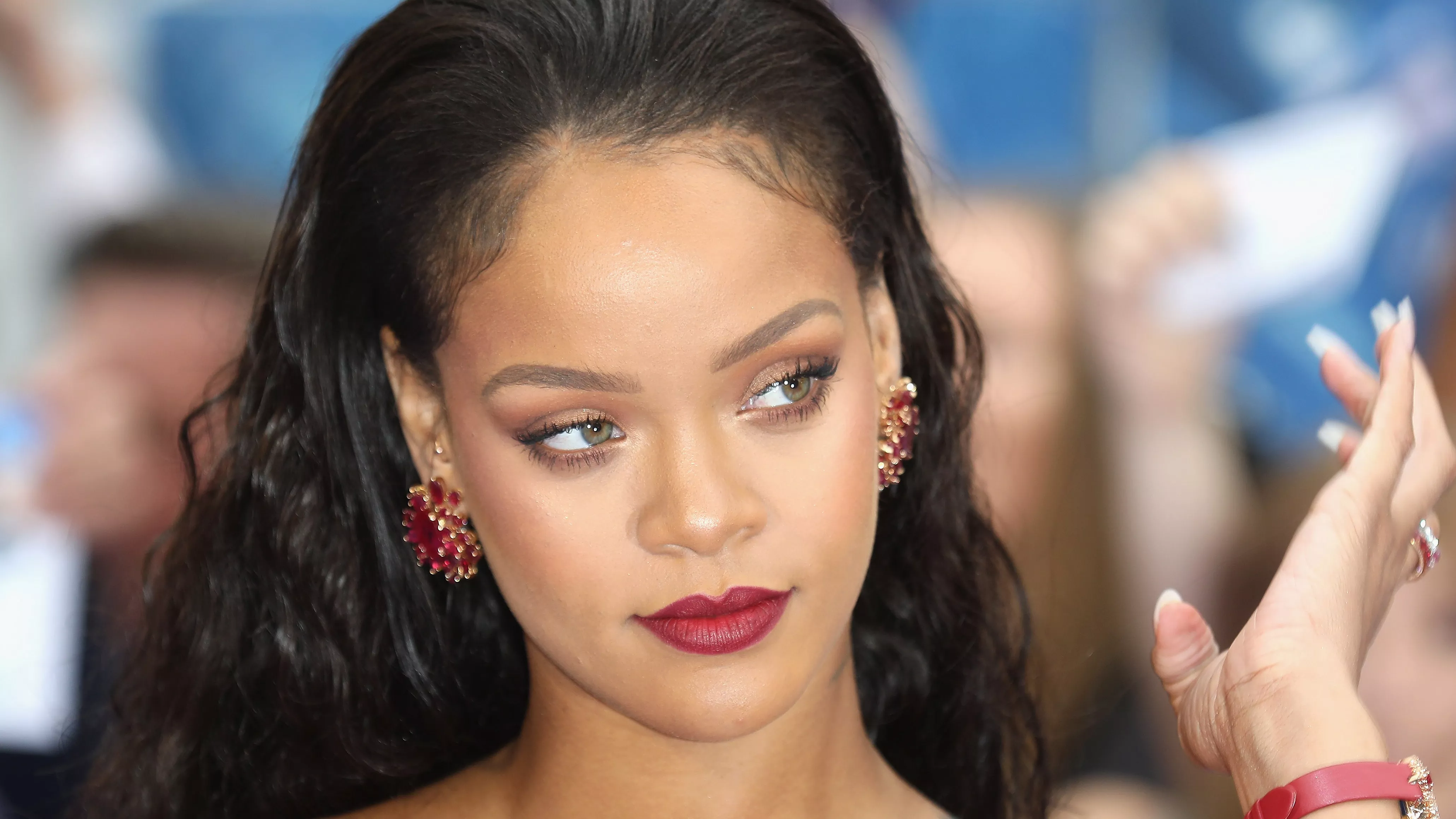 Me Enamora el Peinado Retro Rosa de Rihanna