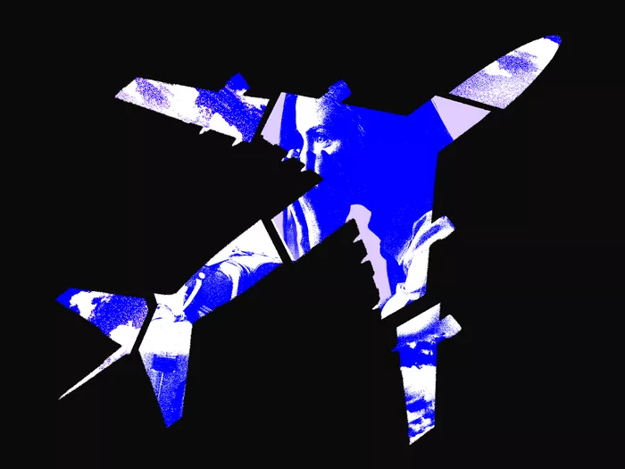 Un avión destrozado con una figura ansiosa en el centro