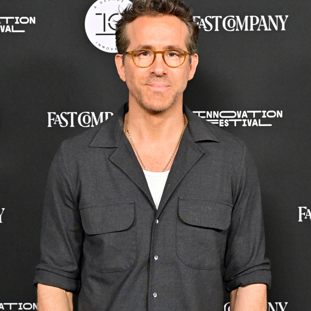 Ryan Reynolds Habla en Harvard en su Primera Aparición Pública Desde que Justin Baldoni lo Demandó a él y a Blake Lively