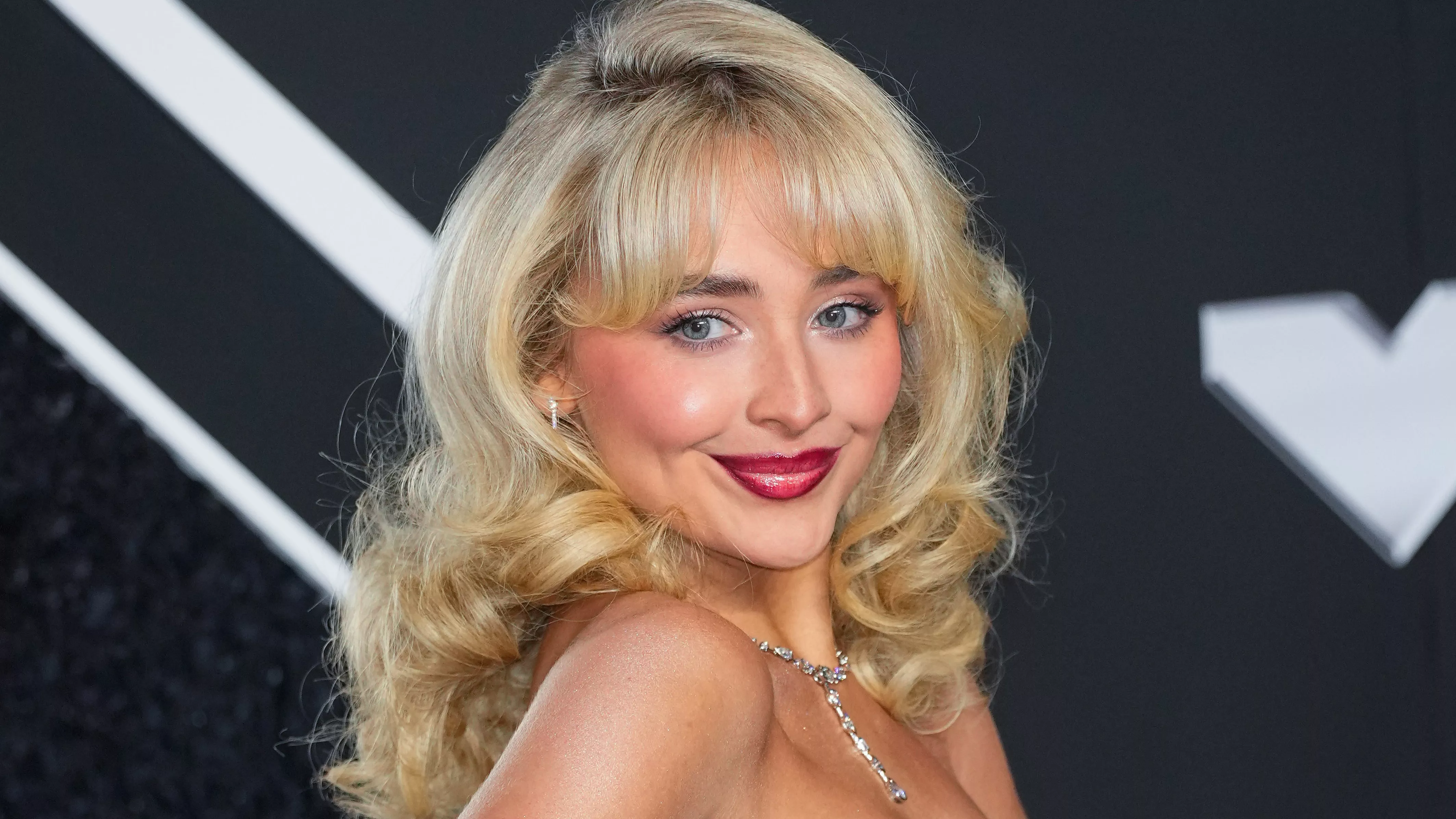 Sabrina Carpenter cambió el espresso caliente por un look de maquillaje helado