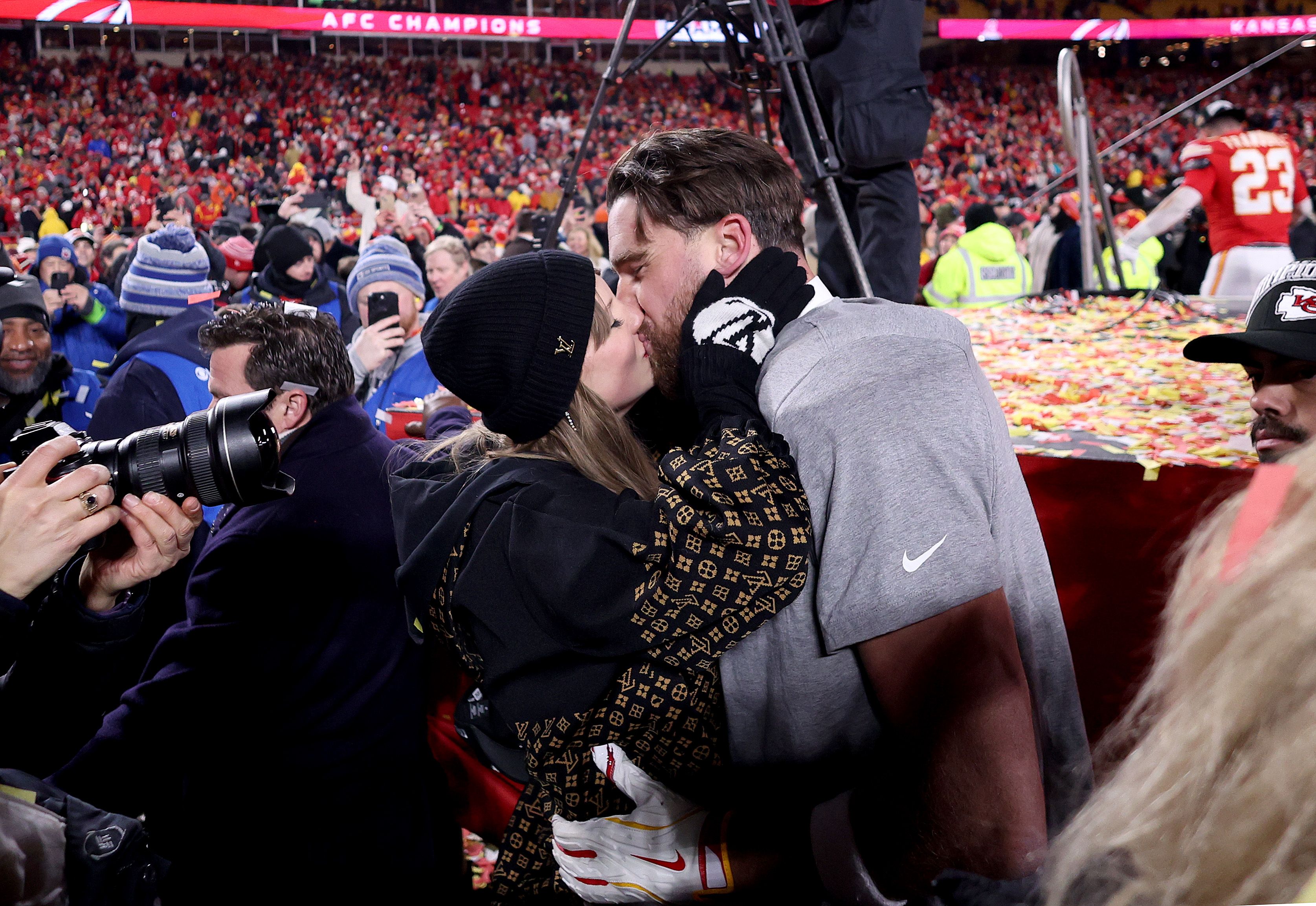 El lenguaje corporal de Taylor Swift y Travis Kelce en el campeonato de la AFC es muy diferente al del año pasado, según expertos