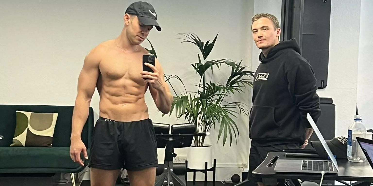 Un hombre ocupado de 40 años perdió 17 libras mientras bebía alcohol y viajaba. Su entrenador explicó las 5 claves de su éxito.