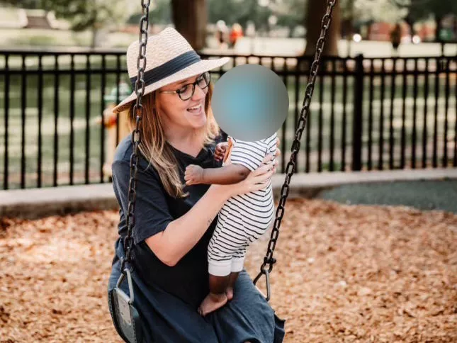 Krystena Murray con el niño que entregó.