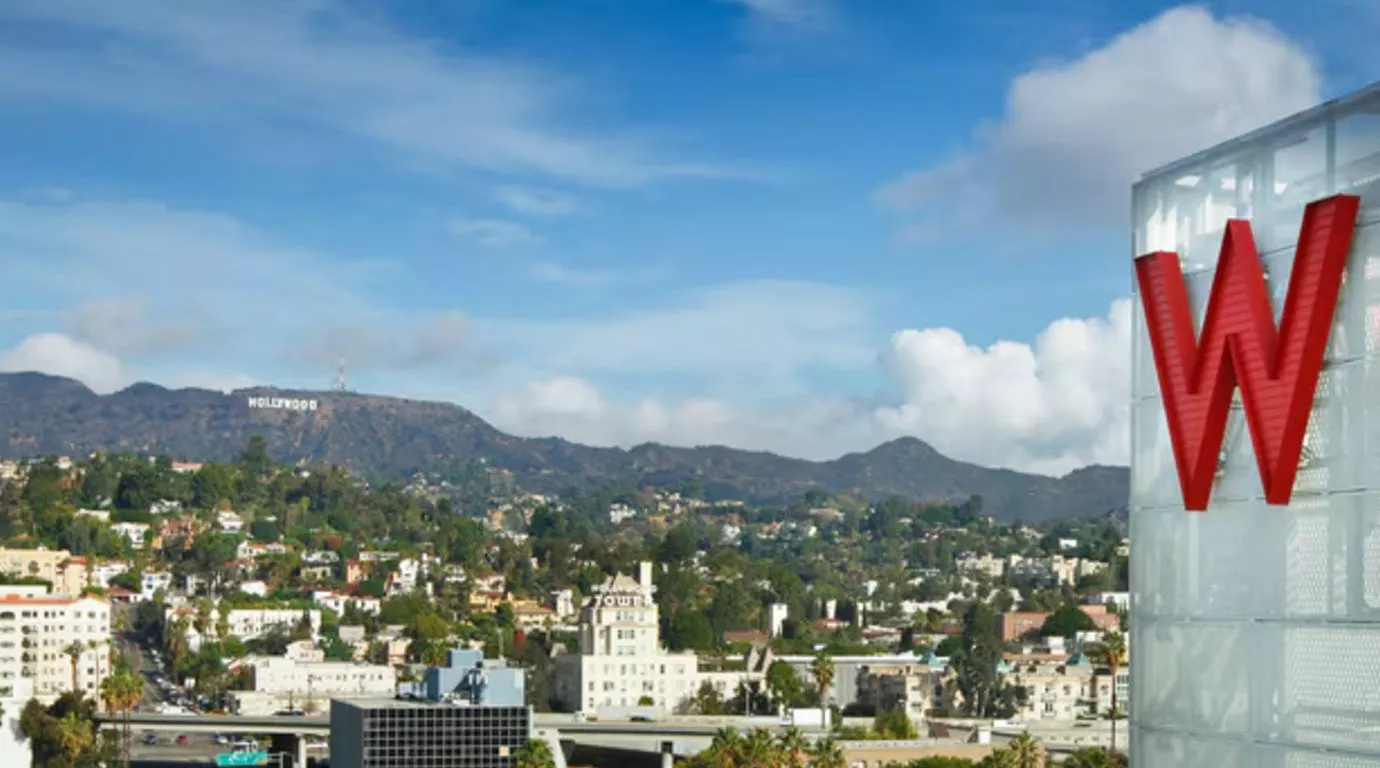 En W Hollywood, Todos Pueden Ser una Chica de Fiesta 365 Días al Año