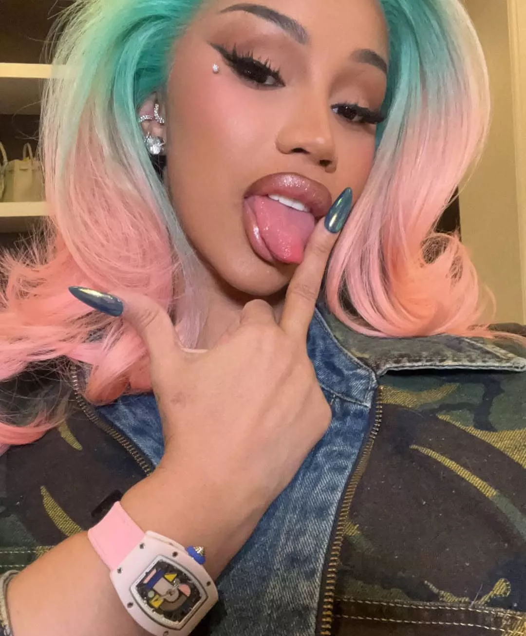 Cardi B Mejora Su Glamour Con Cabello de Harley Quinn, Maquillaje Bronceado, Ojos de Gato Joyados y Labios Nude Brillantes