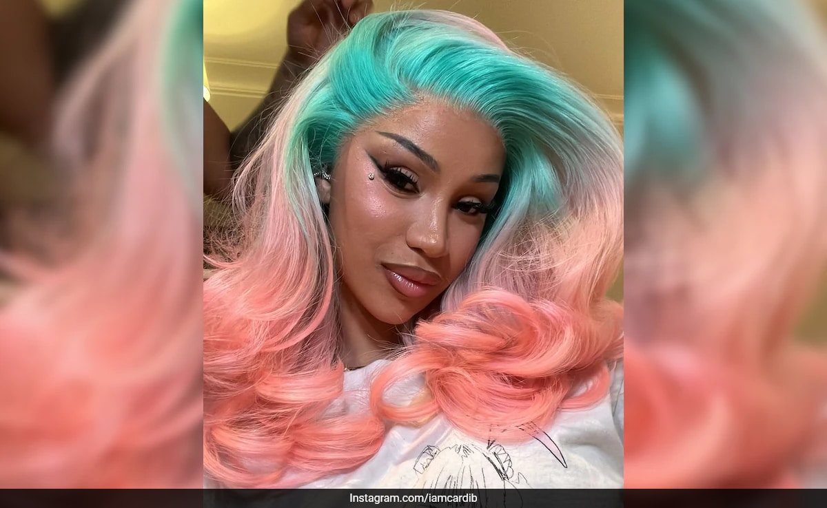 Cardi B Mejora Su Glamour Con Cabello de Harley Quinn, Maquillaje Bronceado, Ojos de Gato Joyados y Labios Nude Brillantes