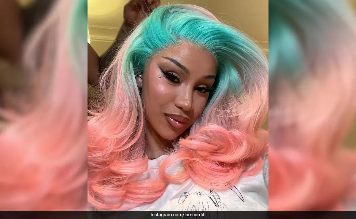 Cardi B Mejora Su Glamour Con Cabello de Harley Quinn, Maquillaje Bronceado, Ojos de Gato Joyados y Labios Nude Brillantes