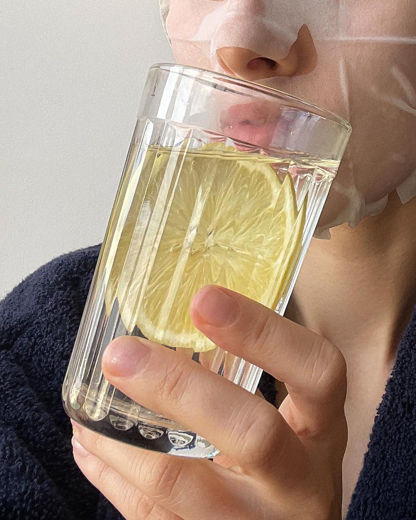 ¿Sabías que... deberías beber un vaso de agua al despertar?
