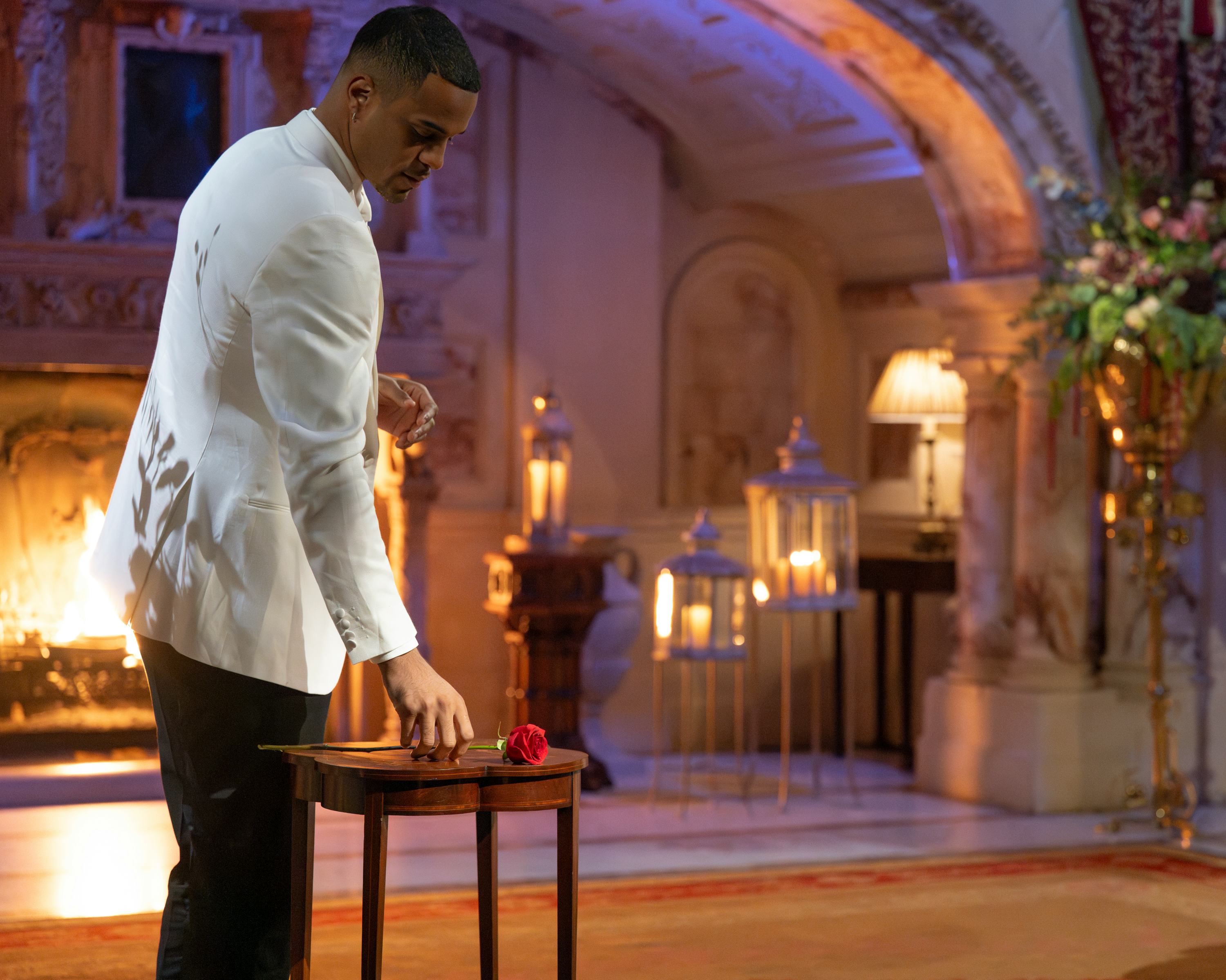 Grant rompe la tradición de 'The Bachelor' con su última ceremonia de rosas