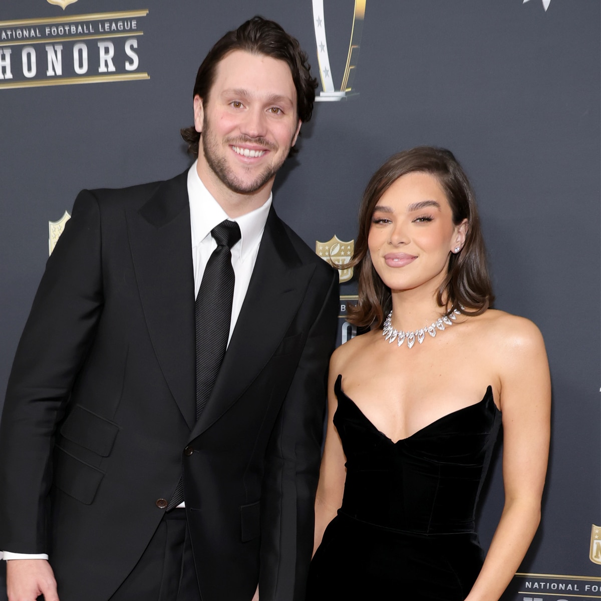 El Mensaje de Hailee Steinfeld para Josh Allen Después de Ganar el MVP en los NFL Honors es un Total Touchdown