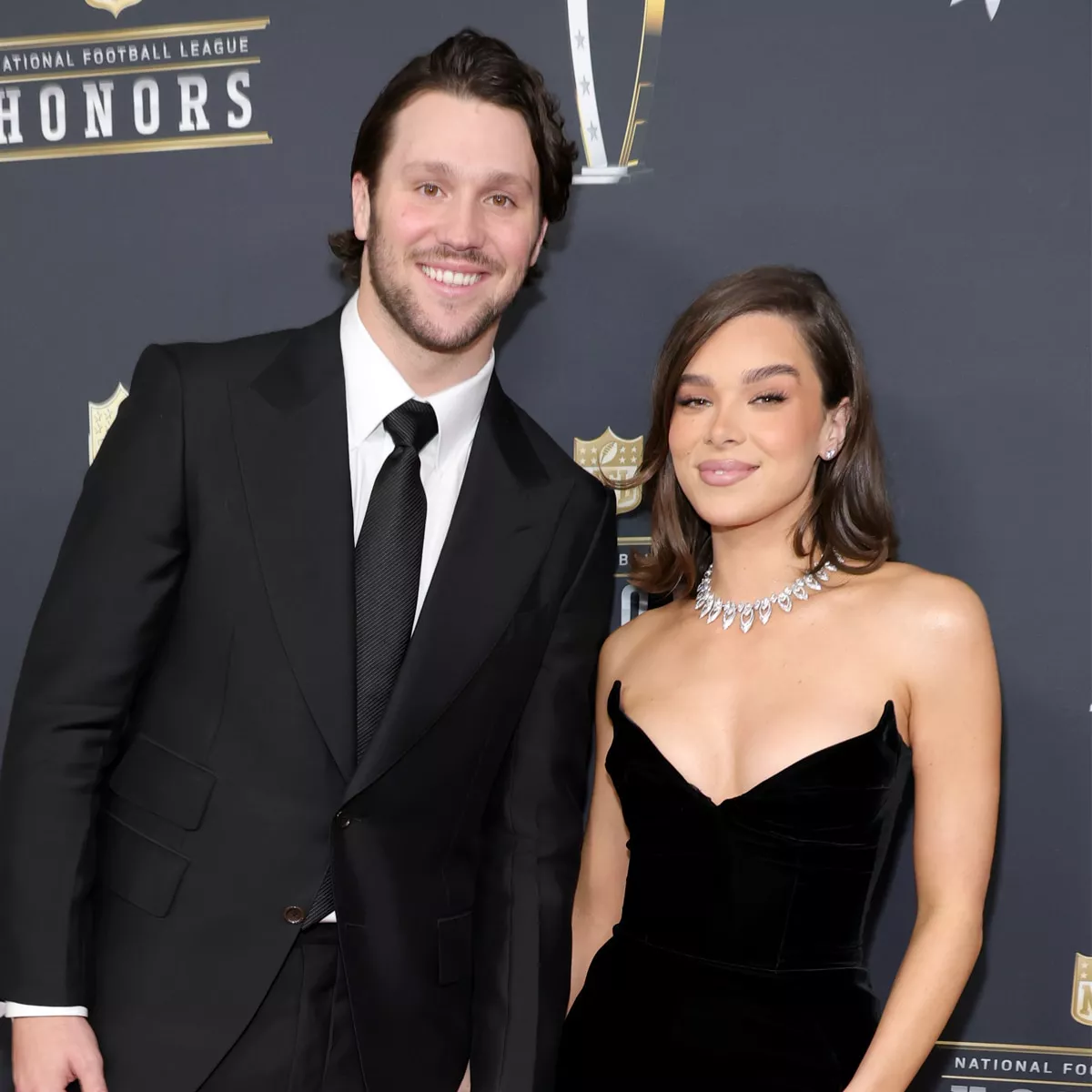 El Mensaje de Hailee Steinfeld para Josh Allen Después de Ganar el MVP en los NFL Honors es un Total Touchdown