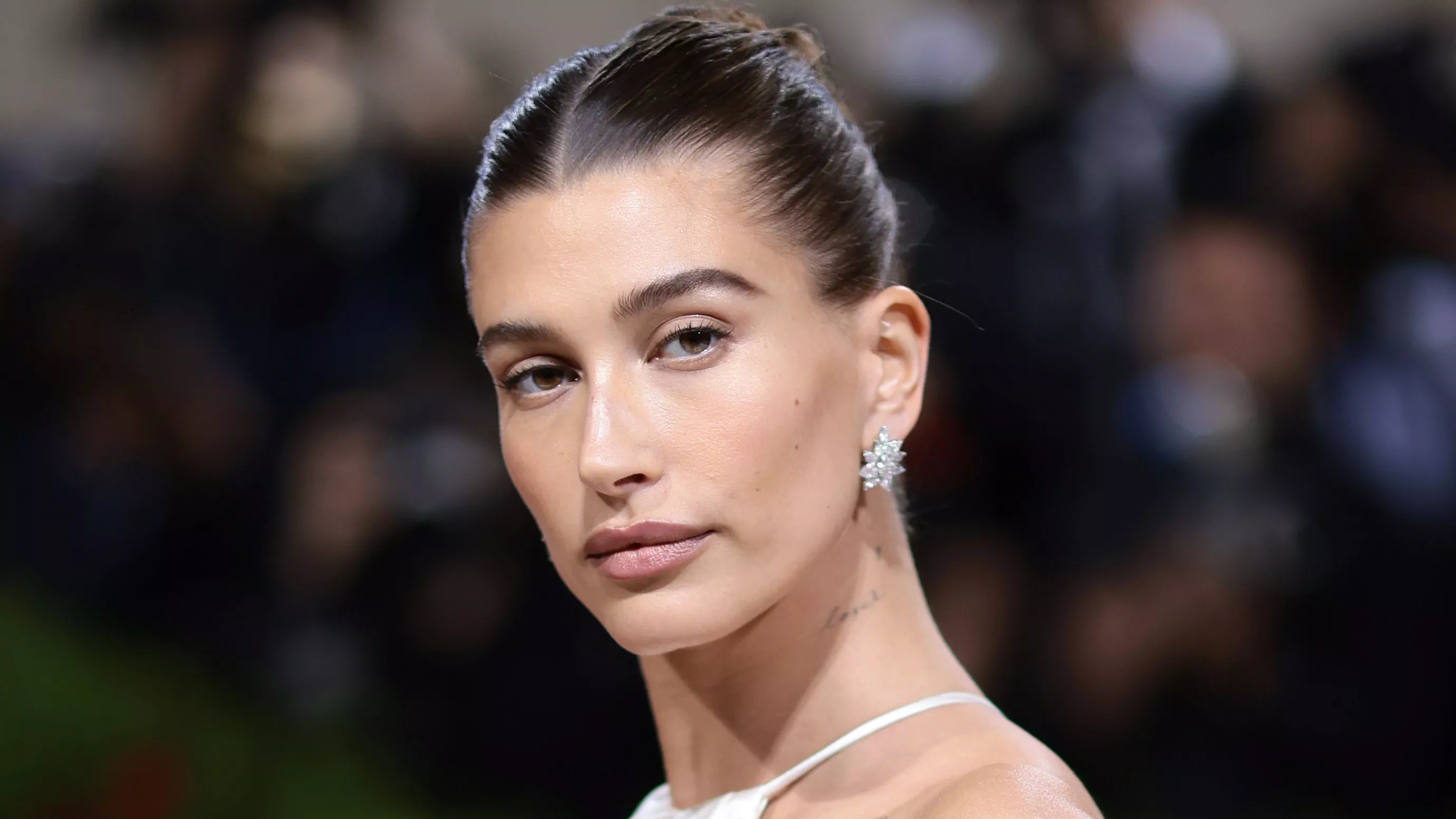 Hailey Bieber Acertó con el Look de Oficina Sirena de la Cabeza a los Pies