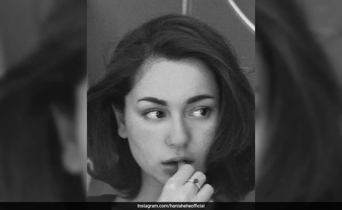 Hania Aamir deslumbra con un glamour minimalista, cejas arqueadas, pestañas sutiles y labios tintados