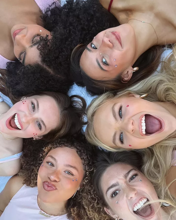 Aquí tienes todo lo que necesitas para la perfecta fiesta de Galentine's Day (inspirada por Pressley Hosbach!)