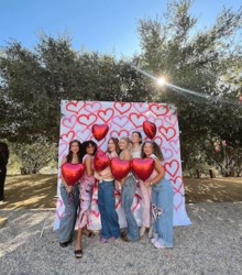 Aquí tienes todo lo que necesitas para la perfecta fiesta de Galentine's Day (inspirada por Pressley Hosbach!)