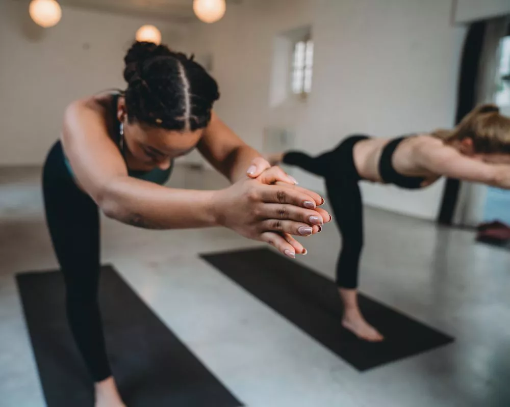 Yoga Caliente: Lo Que Debes Saber Antes de Probar una Clase
