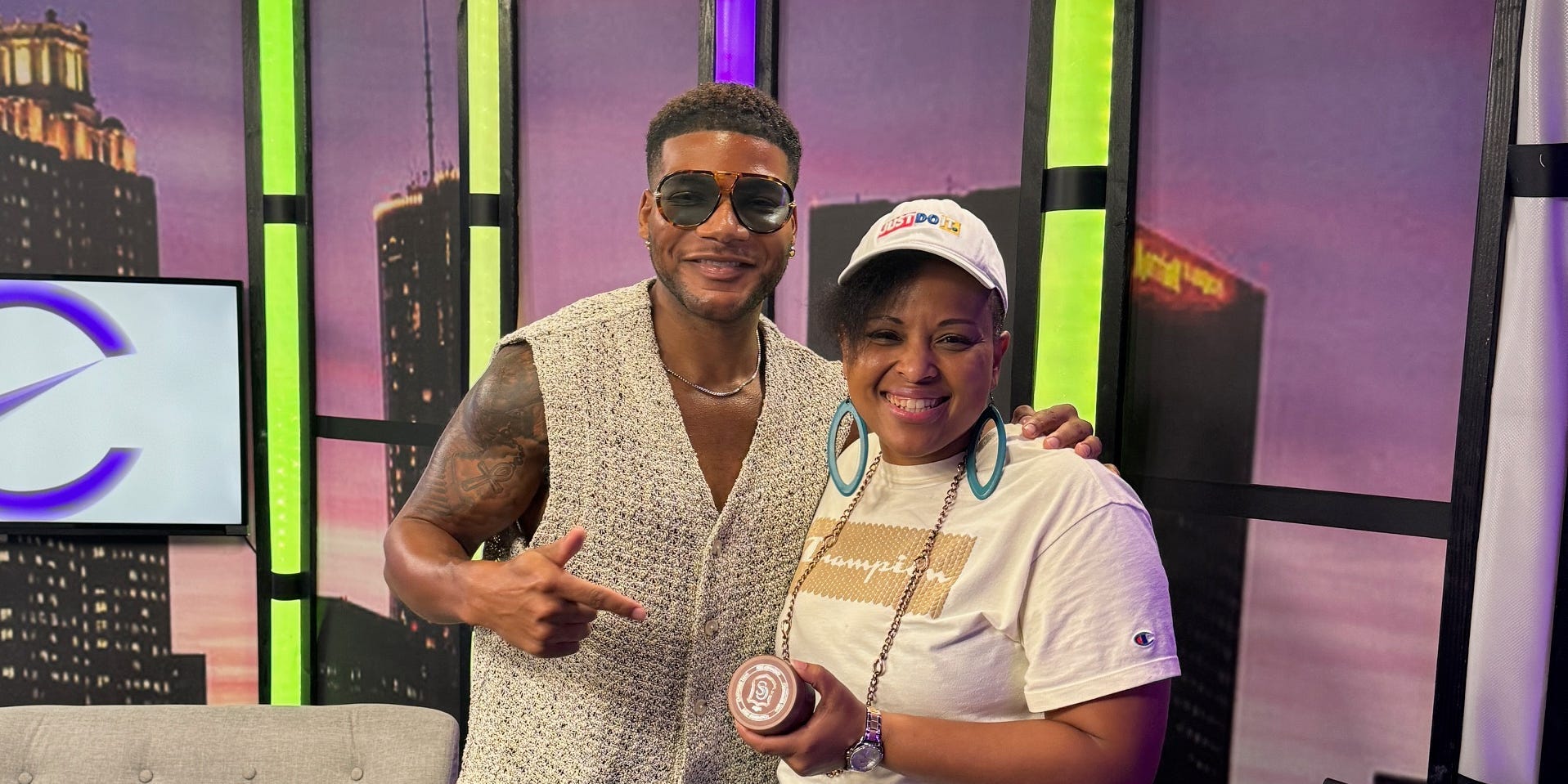 Me hice millonario a los 27 años. Aún así, alquilo un modesto condominio y me encuentro con mis amigos de la secundaria.