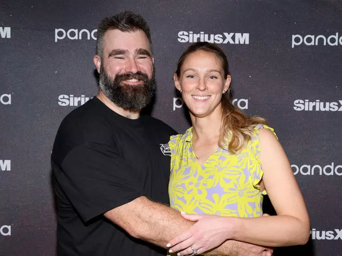 Jason Kelce con sus brazos alrededor de su esposa, Kylie.