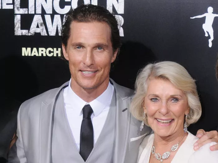 Camila Alves, Matthew McConaughey, y su madre Mary Kathleen McCabe.