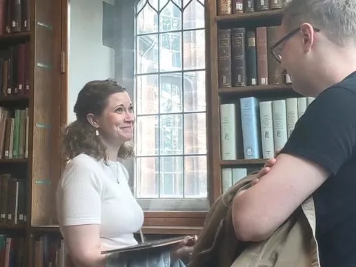 El autor y su esposo en un bar sonriendo y riendo después de su boda.