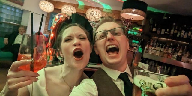 Mi esposo y yo nos comprometimos en una biblioteca. Me propuso sin decir una palabra.