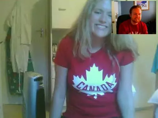 Chris Jaworski y su esposa en su día de boda rodeados de vegetación