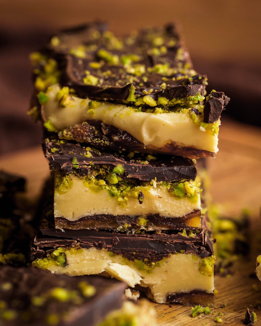 Barras de Chocolate con Dátiles y Pistachos sin Hornear