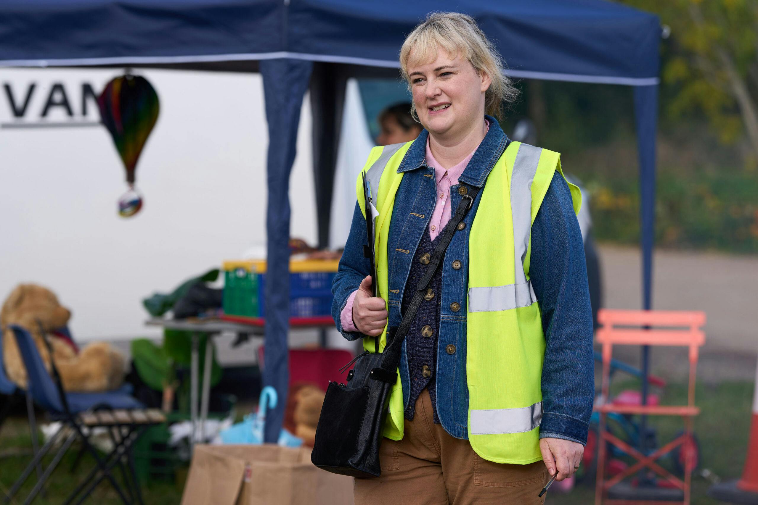 Philippa Dunne Sobre su Papel como Anne en Amandaland: 'Ella Siempre se Dobla Hacia Atrás'