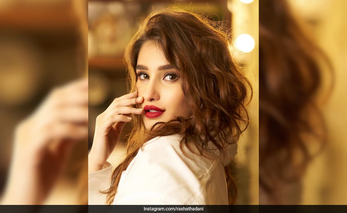 ¿Está Rasha Thadani lista para el Día de San Valentín con ojos ahumados, labios carmesí y rizos voluminosos?