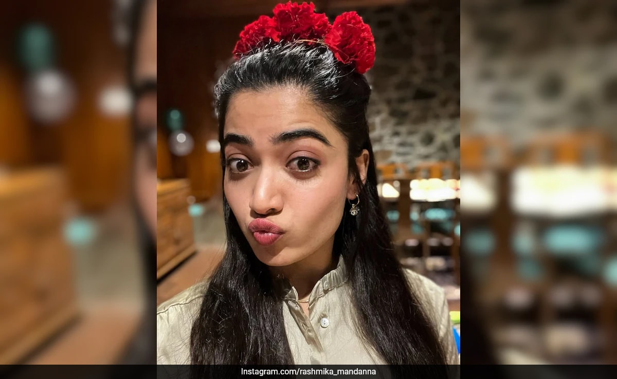 Rashmika Mandanna Está Lista Para La Primavera Con Una Corona Lleno De Claveles Rojos