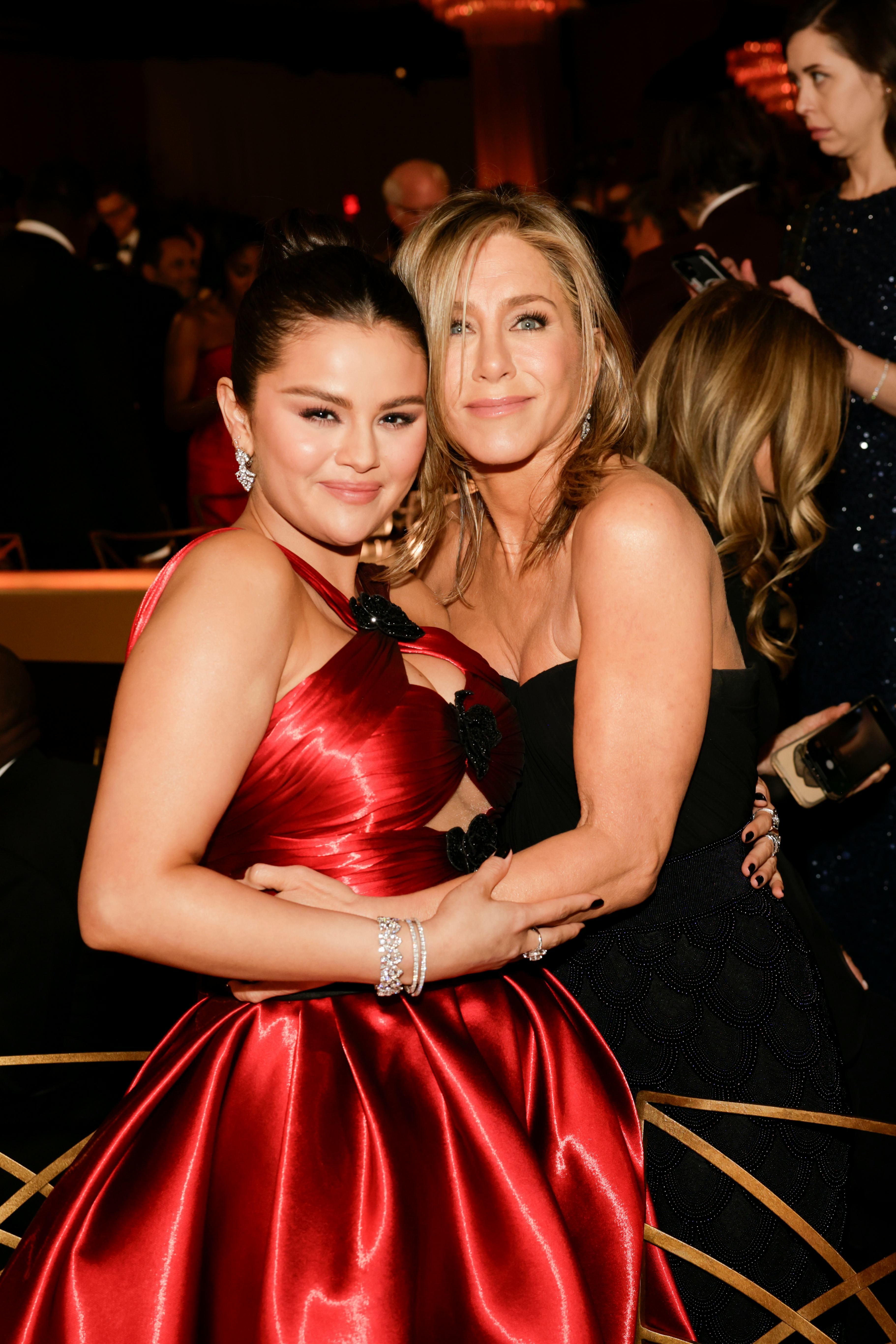 Selena Gomez y Jennifer Aniston recrean una escena icónica de 'Friends'