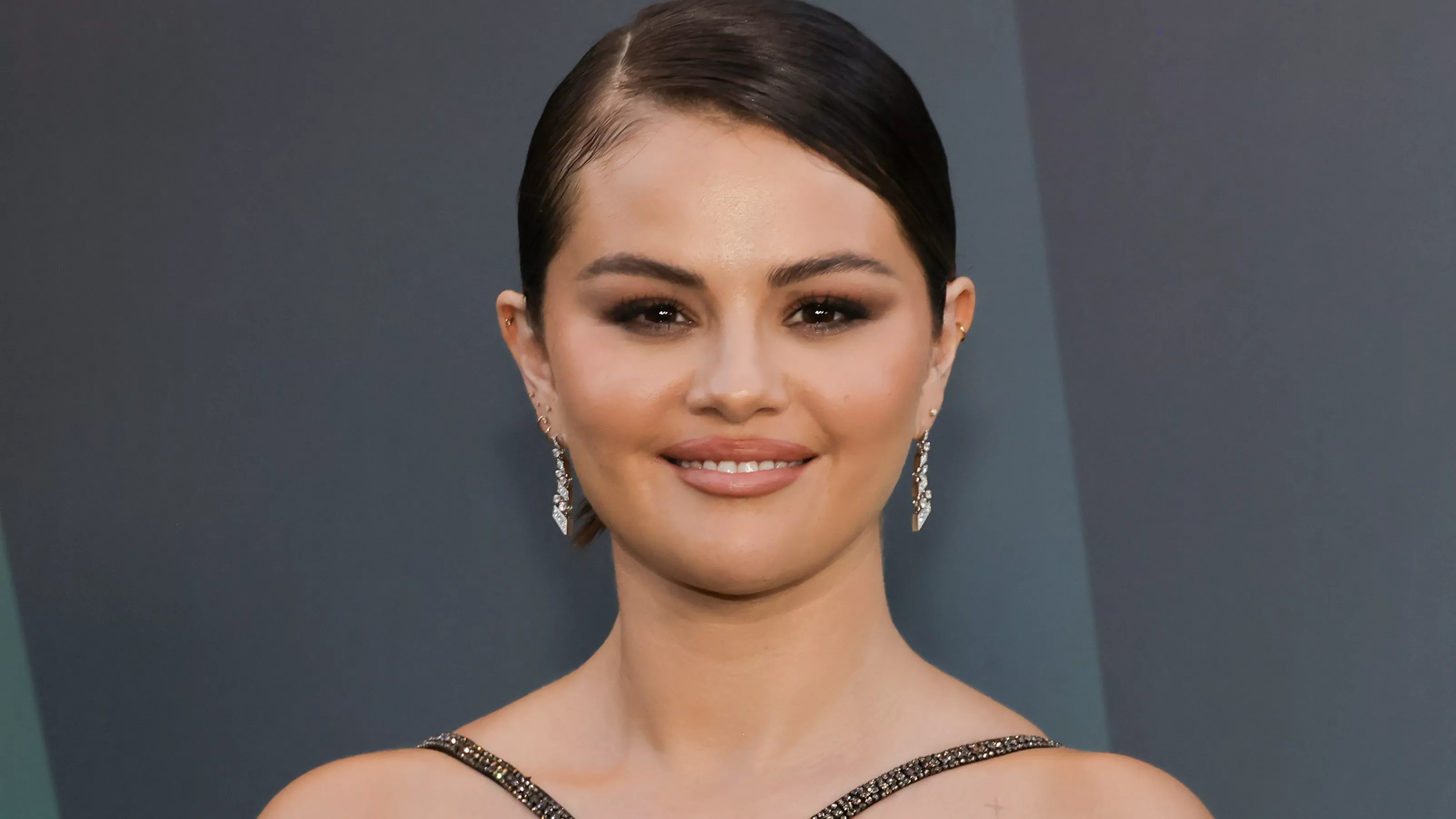 El Bob Ondulado de Selena Gomez es Tan Dulce Como su Vestido Blanco
