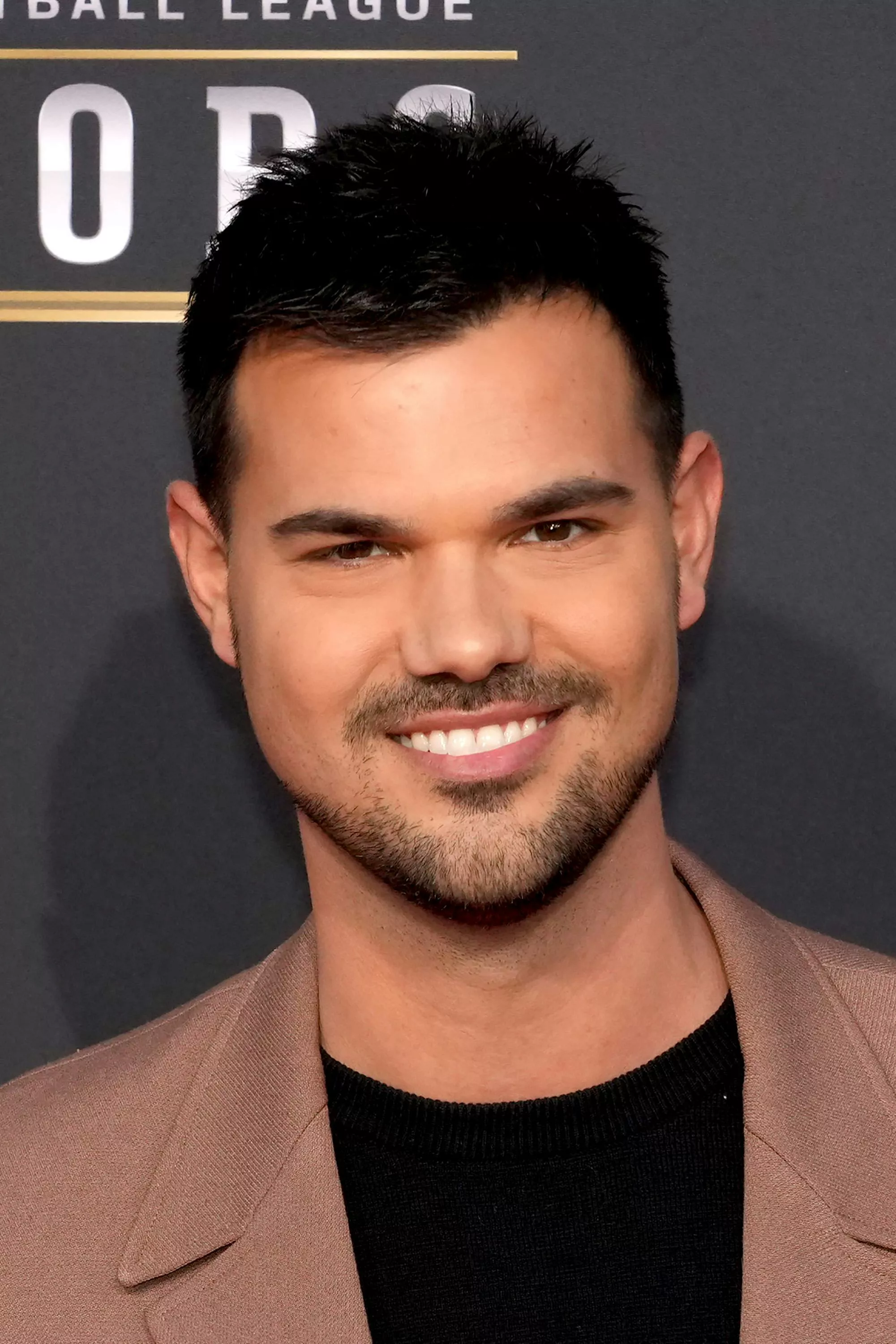 La Nueva Serie de Taylor Lautner Tiene Una Conexión Sorprendente con 'Twilight'