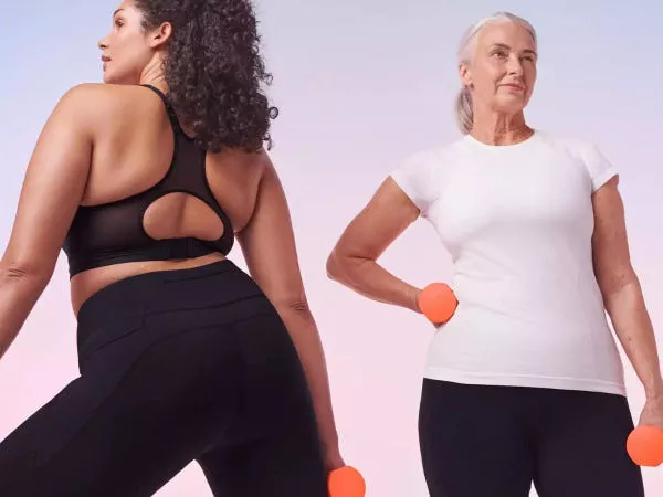 Dos modelos vistiendo ropa de entrenamiento Sweaty Betty.