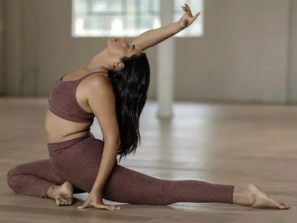 Modelo practicando yoga.
