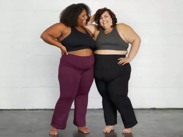 Dos modelos usando ropa deportiva de tallas grandes.