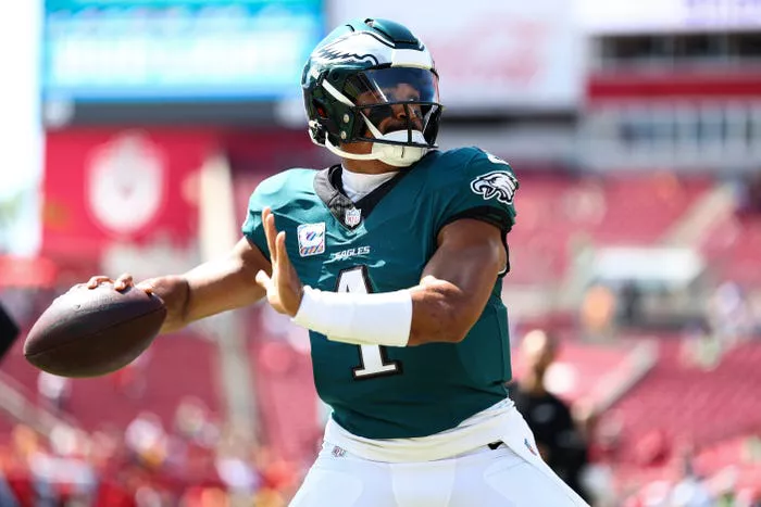 Jalen Hurts #1 de los Philadelphia Eagles calienta previo a un partido de la NFL contra los Tampa Bay Buccaneers en el Estadio Raymond James el 29 de septiembre
