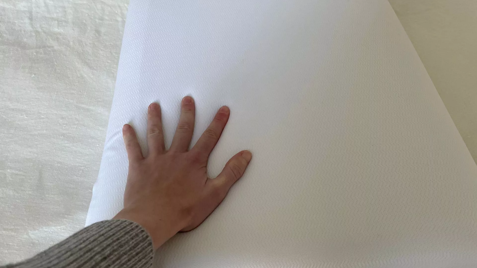 Esta almohada 'truco' para una buena noche de sueño es lo único que arregló mis malos hábitos de sueño