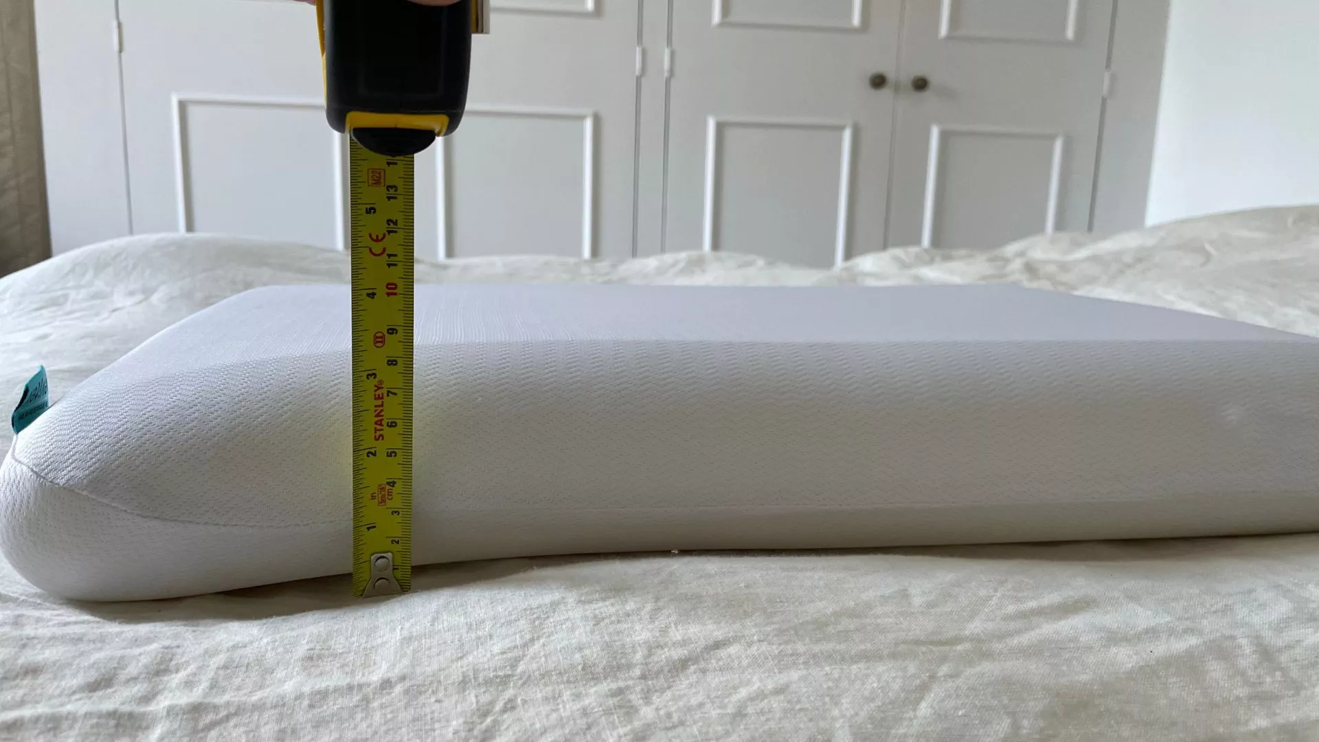 Esta almohada 'truco' para una buena noche de sueño es lo único que arregló mis malos hábitos de sueño