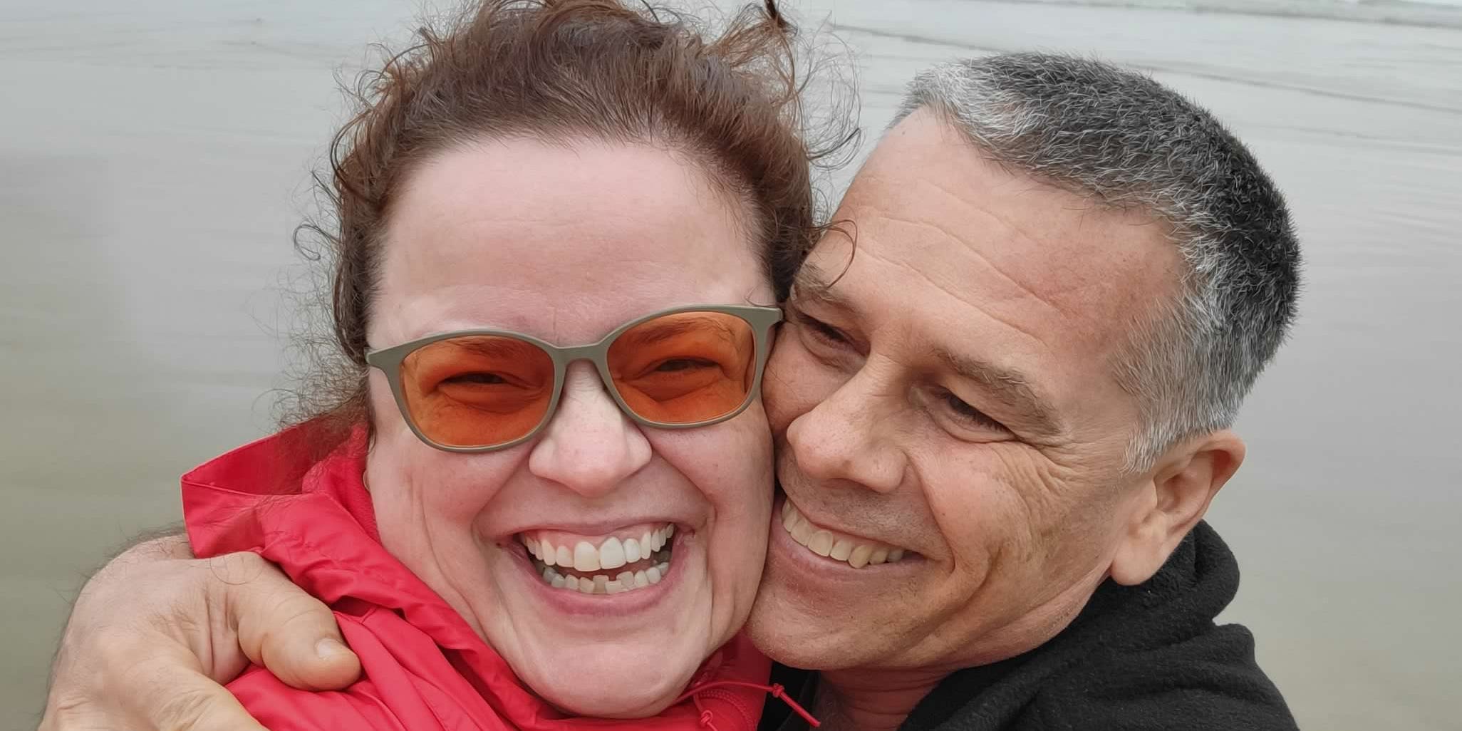 Nos conocimos en un avión y nos casamos 9 meses después. Diez años después, seguimos juntos.