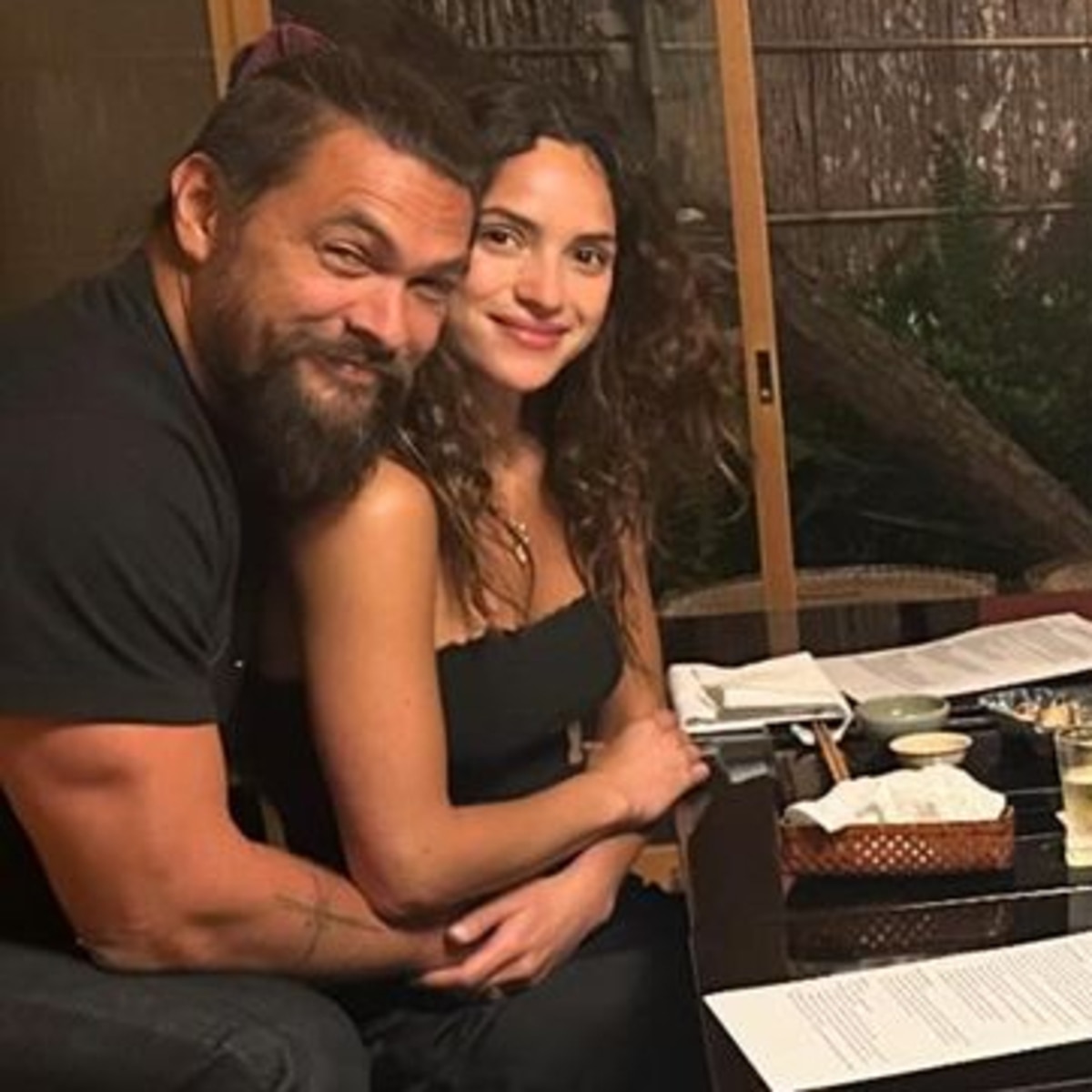 Un Análisis Profundo de la Relación Entre Jason Momoa y su Novia Adria Arjona