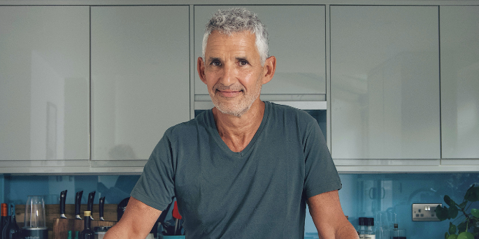 Un investigador en nutrición comparte 4 señales de alerta que evita en las etiquetas de alimentos, comenzando por 'bajo en grasa'