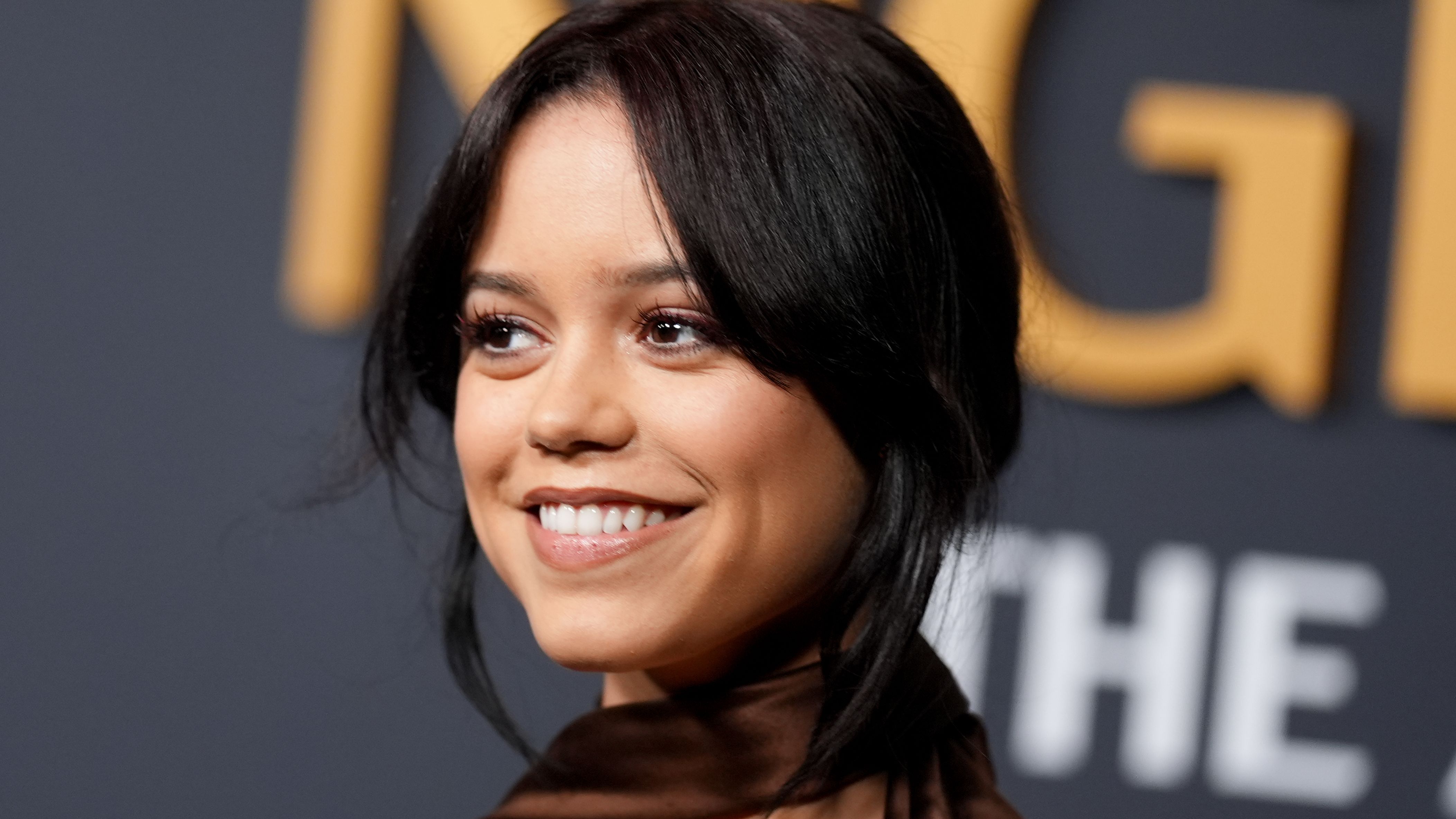 ¿Cabello Cereza Negra para la Primavera? Muy Jenna Ortega